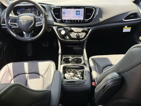 New 2026 Chrysler Pacifica Limited image 18