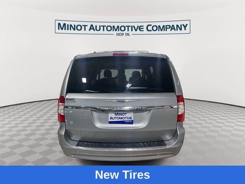 Used 2016 Chrysler Town & Country Touring FWD image 7
