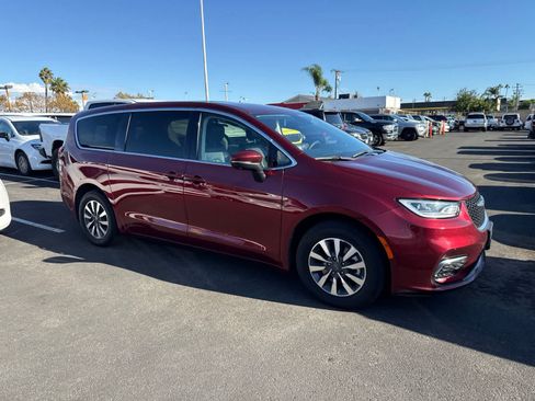 Used 2023 Chrysler Pacifica Touring-L FWD image 13