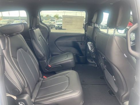 New 2026 Chrysler Pacifica Select image 12