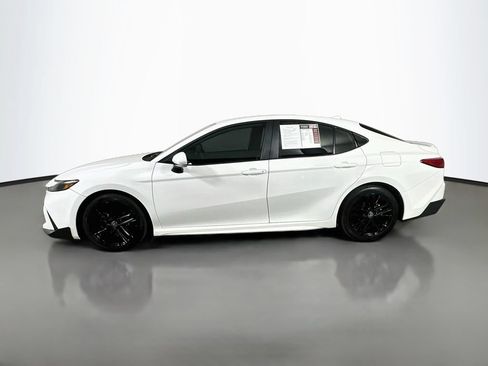 Used 2026 Toyota Camry SE FWD image 5