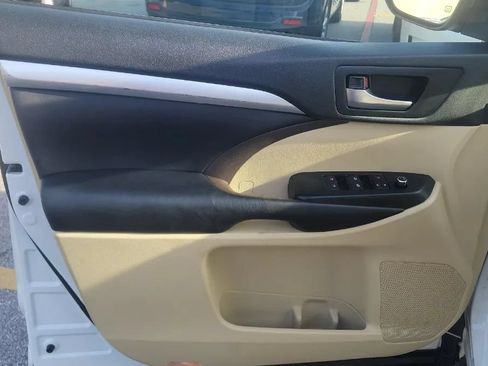 Used 2019 Toyota Highlander XLE FWD image 5