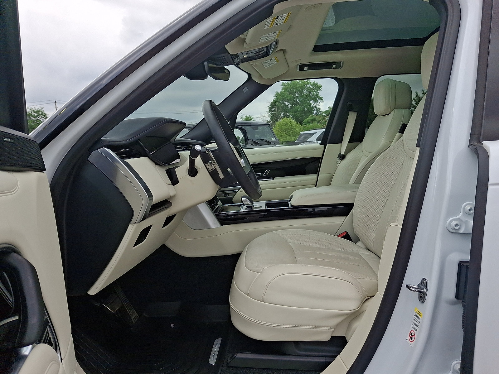 Used 2025 Land Rover Range Rover SE AWD/4WD image 13