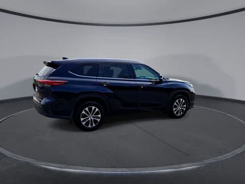 Used 2022 Toyota Highlander XLE AWD/4WD image 8