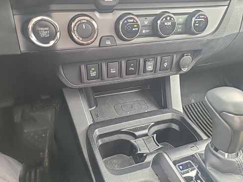 Used 2017 Toyota Tacoma TRD Sport AWD/4WD image 16