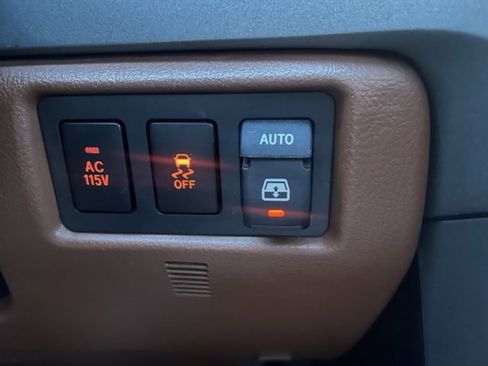 Used 2010 Toyota Sequoia Platinum image 19