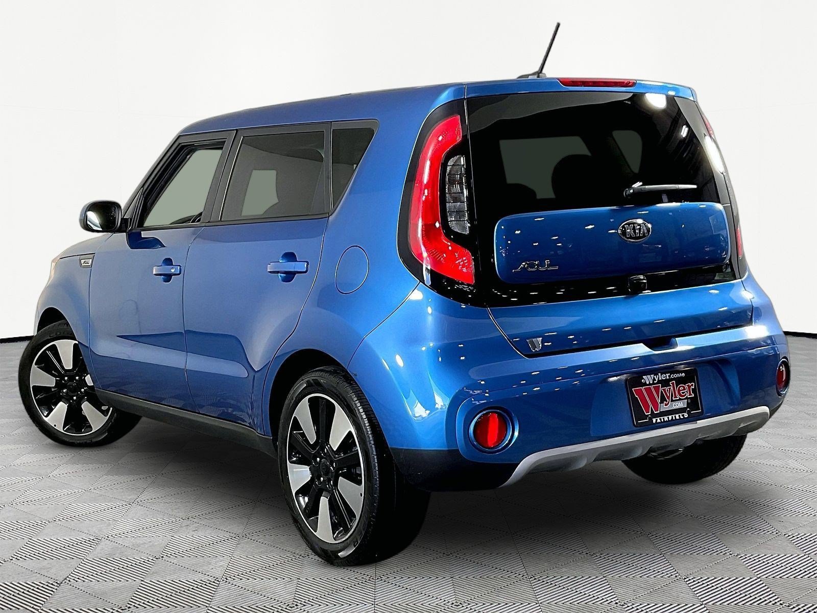 Used 2019 Kia Soul + FWD image 4