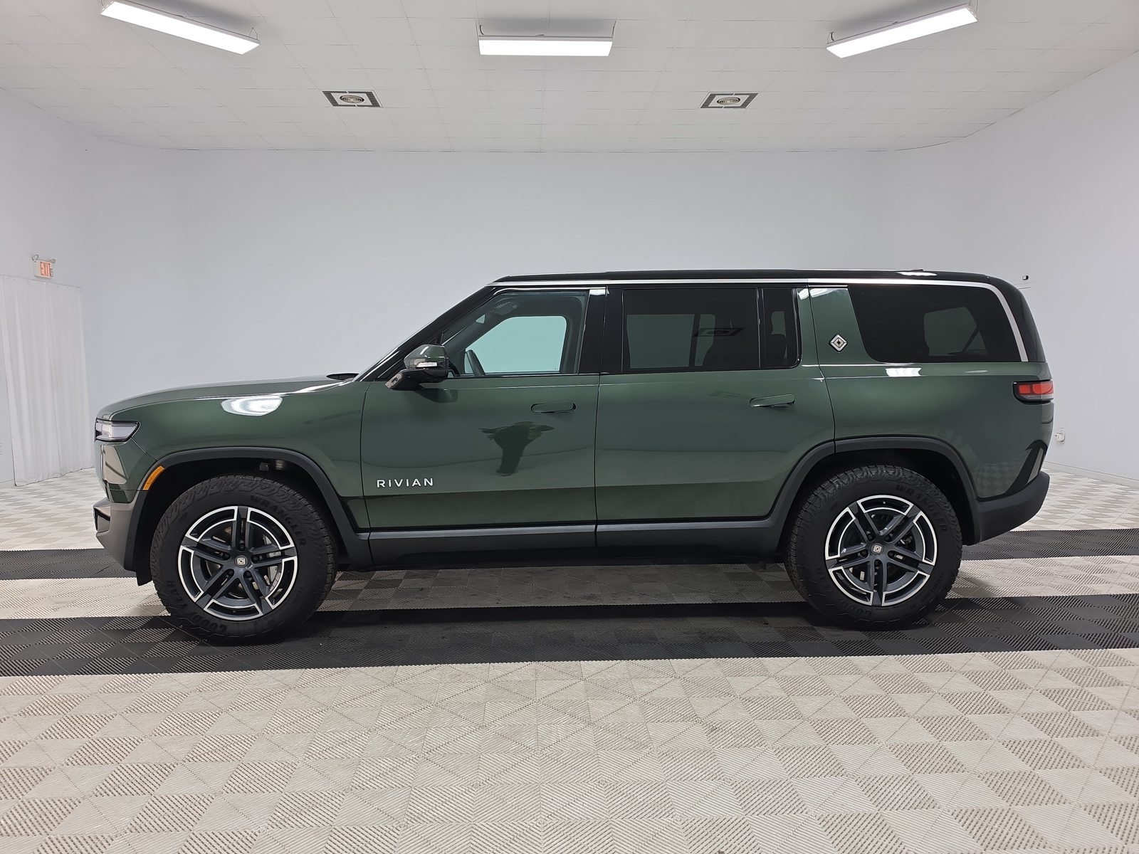 Used 2025 Rivian R1S Adventure Dual AWD/4WD image 2