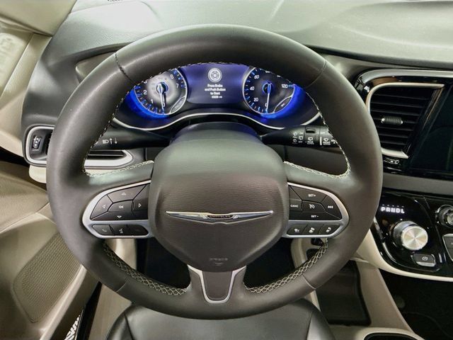 Used 2023 Chrysler Pacifica Touring-L FWD image 14