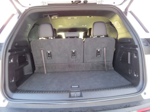 Used 2025 Chevrolet Traverse LT image 11