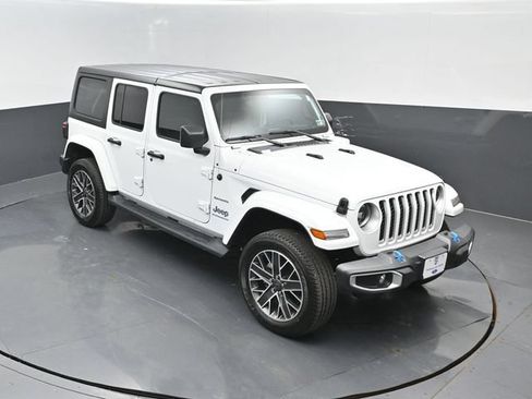Used 2023 Jeep Wrangler Unlimited Sahara w/ Cold Weather Group AWD/4WD image 17