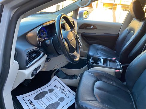 Used 2017 Chrysler Pacifica Touring-L image 20