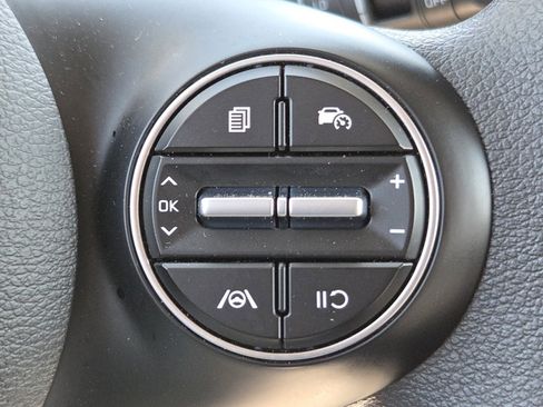 Used 2025 Kia Soul LX w/ LX Technology Package FWD image 8