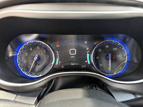 Used 2022 Chrysler Pacifica Touring-L FWD image 15