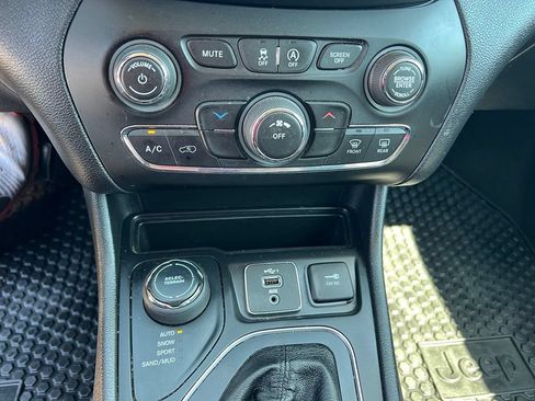 Used 2020 Jeep Cherokee Latitude Plus w/ Cold Weather Group AWD/4WD image 32