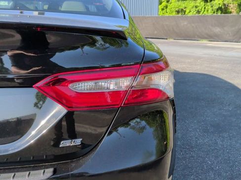 Used 2019 Toyota Camry SE w/ Convenience Package FWD image 9