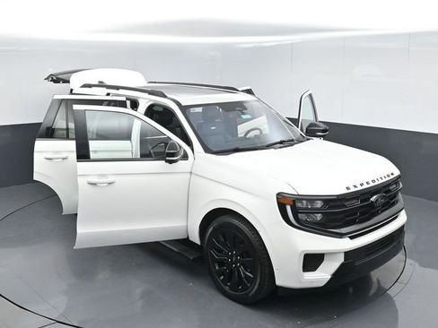 Certified 2025 Ford Expedition Platinum w/ Stealth Appearance Package AWD/4WD image 58