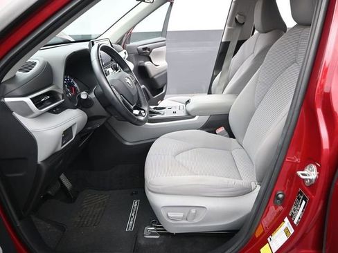 Used 2020 Toyota Highlander LE image 11