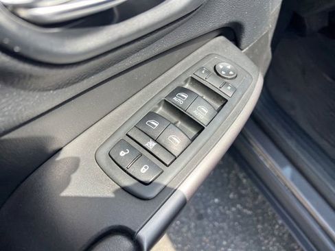 Used 2019 Jeep Cherokee Latitude Plus w/ Comfort/Convenience Group FWD image 28