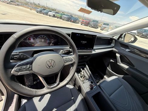 Certified 2025 Volkswagen Tiguan SE FWD image 11