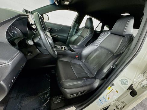 Used 2021 Toyota Venza XLE w/ Softex Package image 12