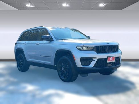 New 2025 Jeep Grand Cherokee Altitude image 7