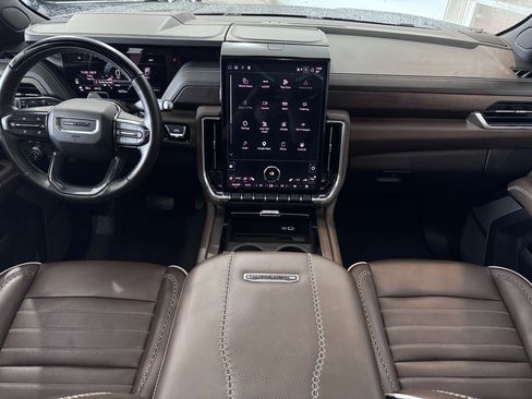 Certified 2025 GMC Yukon Denali Ultimate w/ LPO, Floor Liner Package AWD/4WD image 17
