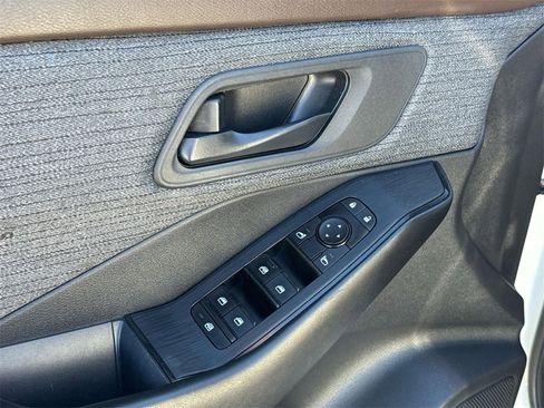 Used 2023 Nissan Rogue S image 18