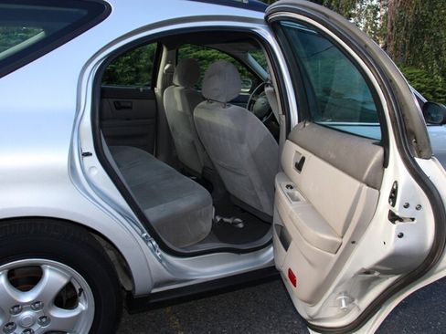 Used 2005 Ford Taurus SE FWD image 6