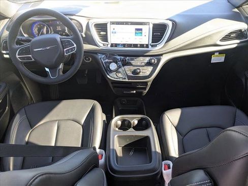 New 2026 Chrysler Pacifica Select image 13