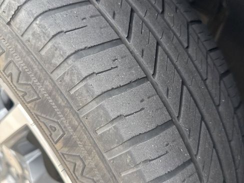 Used 2022 GMC Acadia SLT w/ Preferred Package image 16