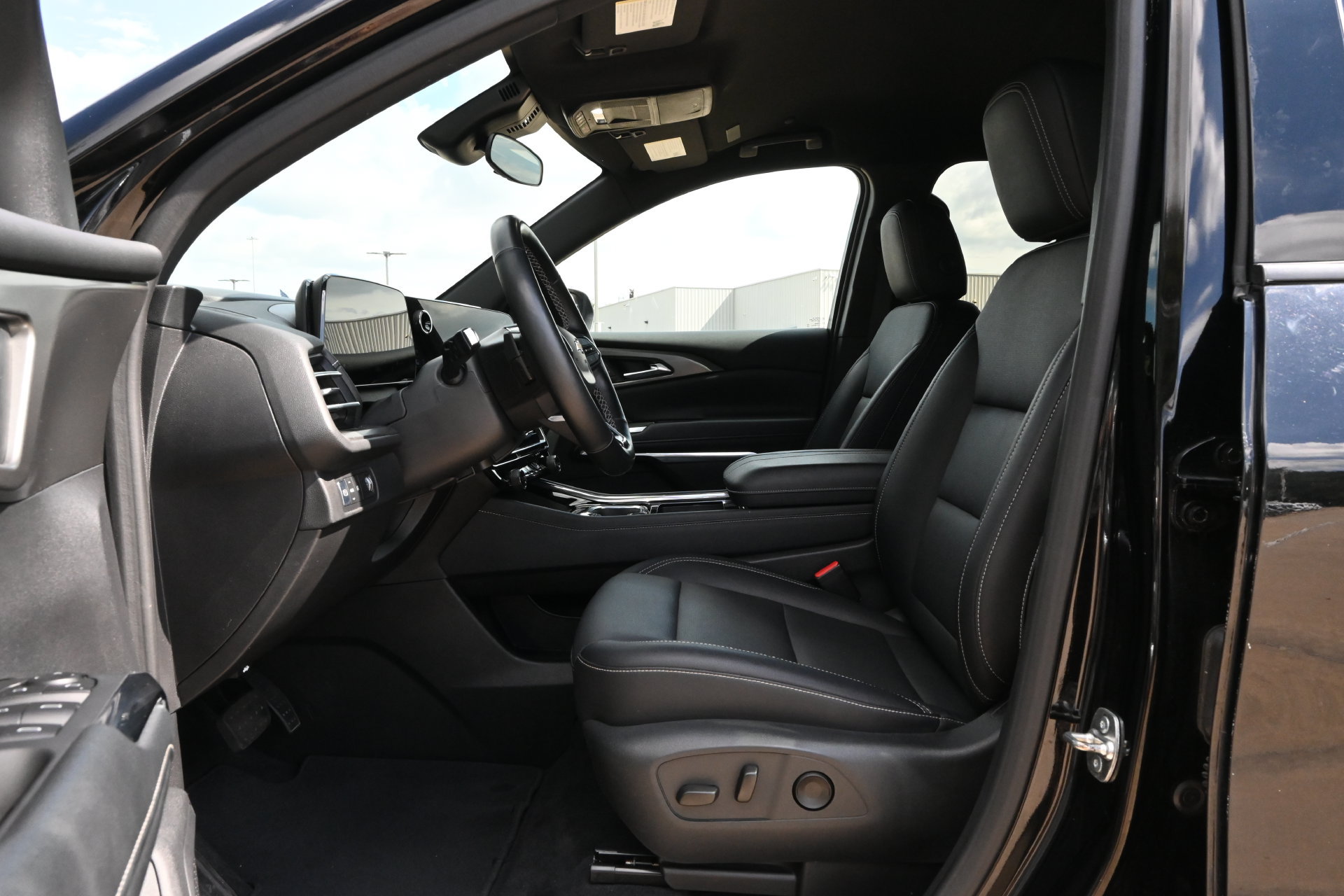 Used 2025 Chevrolet Traverse LT FWD image 17