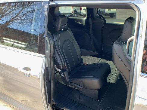 New 2026 Chrysler Pacifica Select AWD/4WD image 30