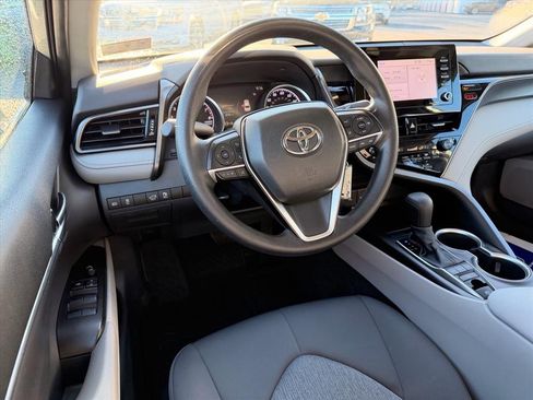 Used 2022 Toyota Camry LE image 10