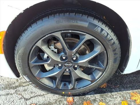 Used 2025 Chrysler Pacifica Limited image 28