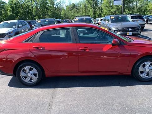 Certified 2025 Hyundai Elantra SE w/ Cargo Package FWD image 6