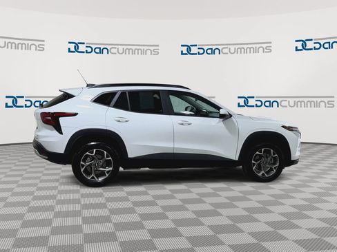 Used 2025 Chevrolet Trax LT FWD image 2