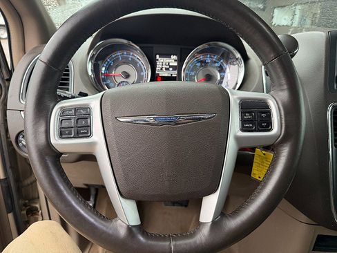 Used 2015 Chrysler Town & Country Touring w/ Driver Convenience Group image 9