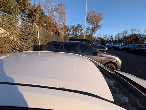 Used 2020 Toyota Corolla LE image 11