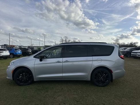 New 2026 Chrysler Pacifica Limited w/ S Appearance Package FWD image 18