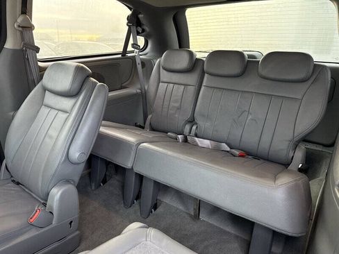 Used 2005 Chrysler Town & Country Touring w/ Luxury Group FWD image 10