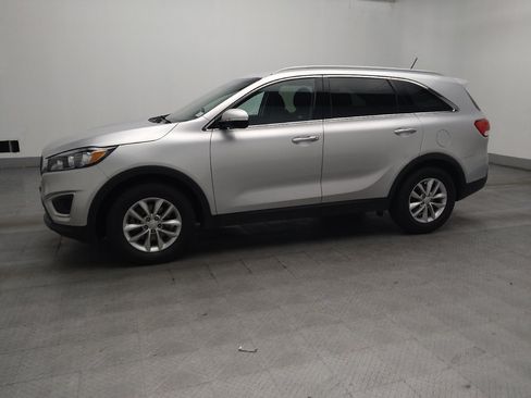 Used 2018 Kia Sorento FWD V6 image 2
