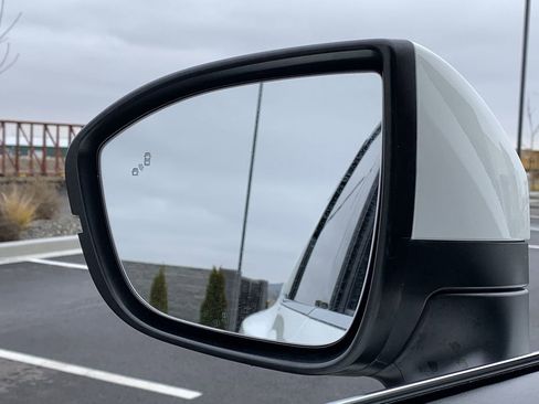 Used 2024 Nissan Pathfinder SV image 13