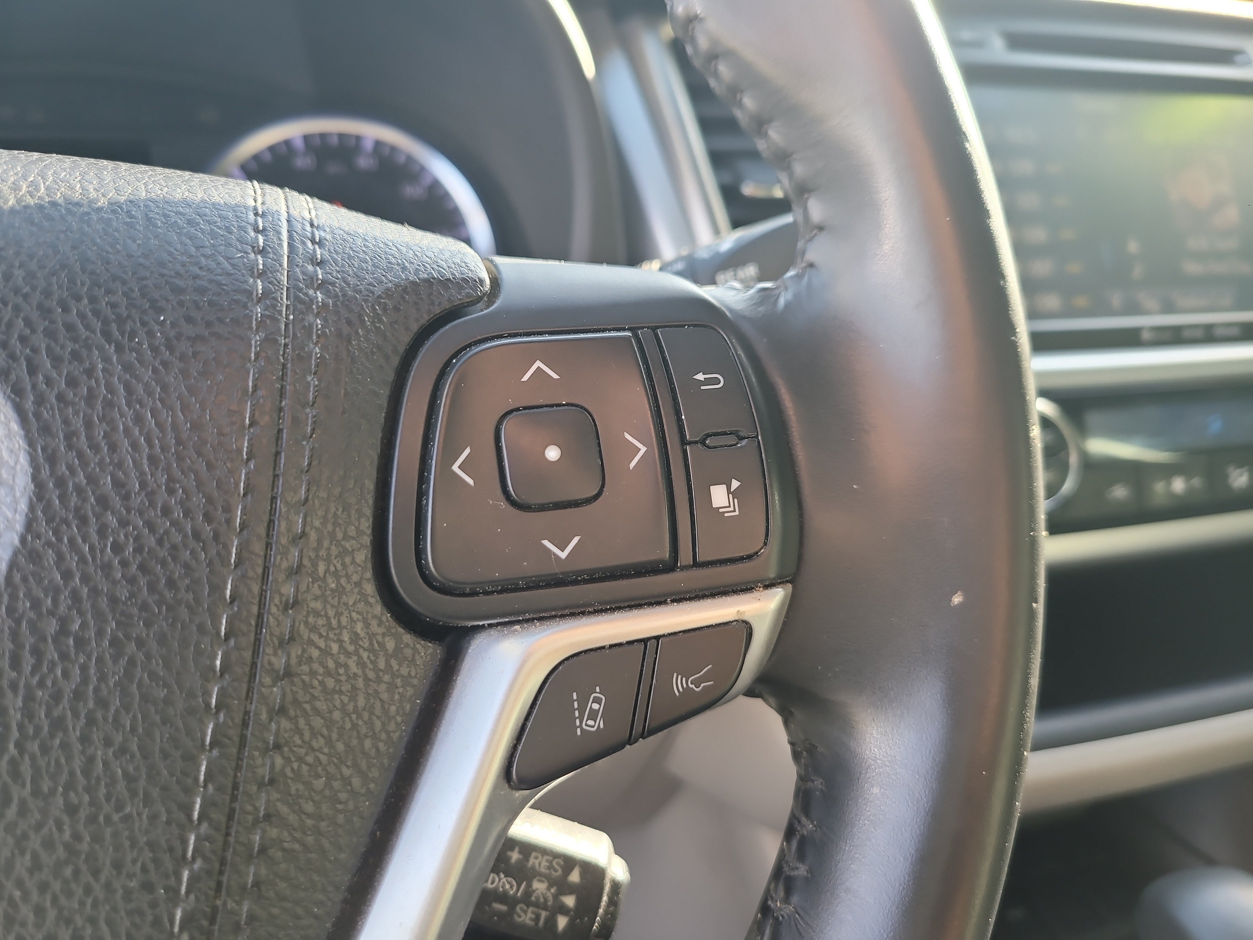 Used 2018 Toyota Highlander Limited FWD image 31