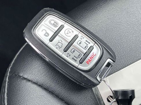 Used 2024 Chrysler Pacifica Touring-L FWD image 4
