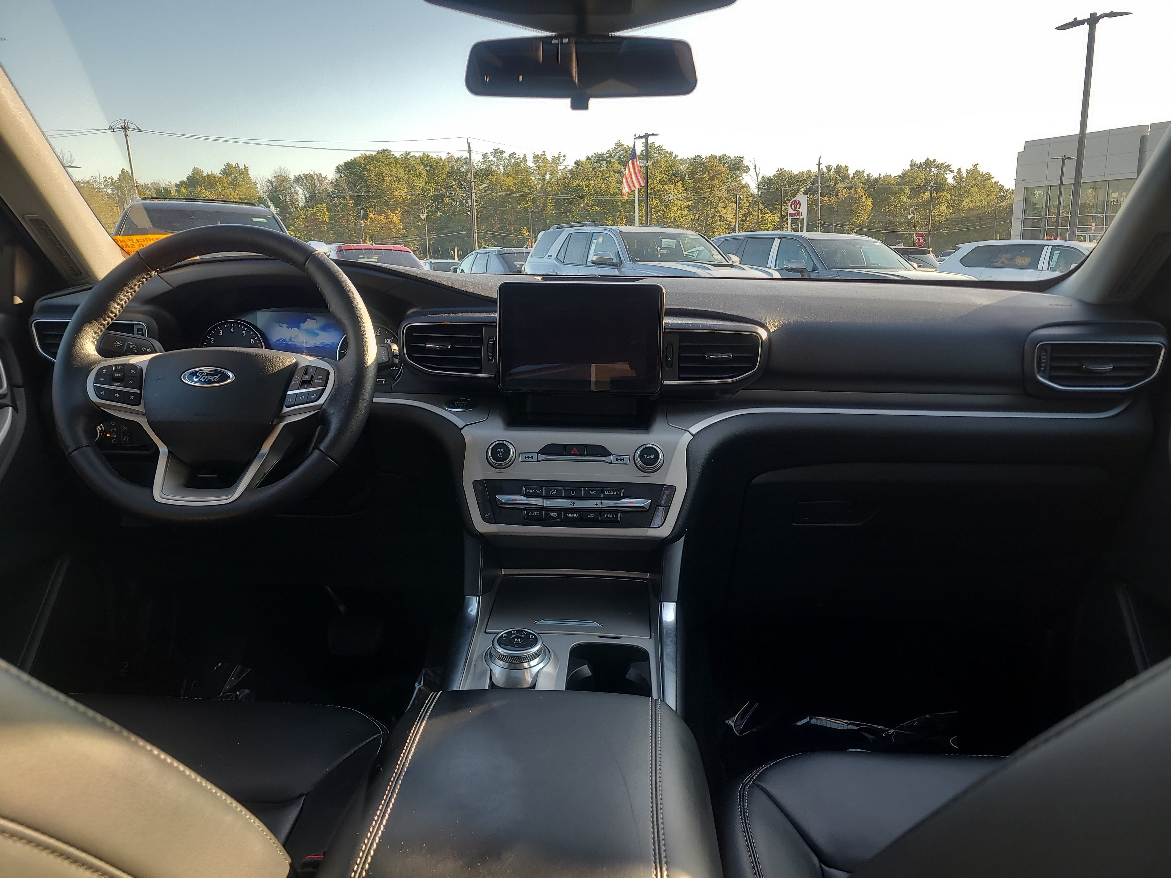 Used 2021 Ford Explorer XLT w/ Equipment Group 202A AWD/4WD image 18