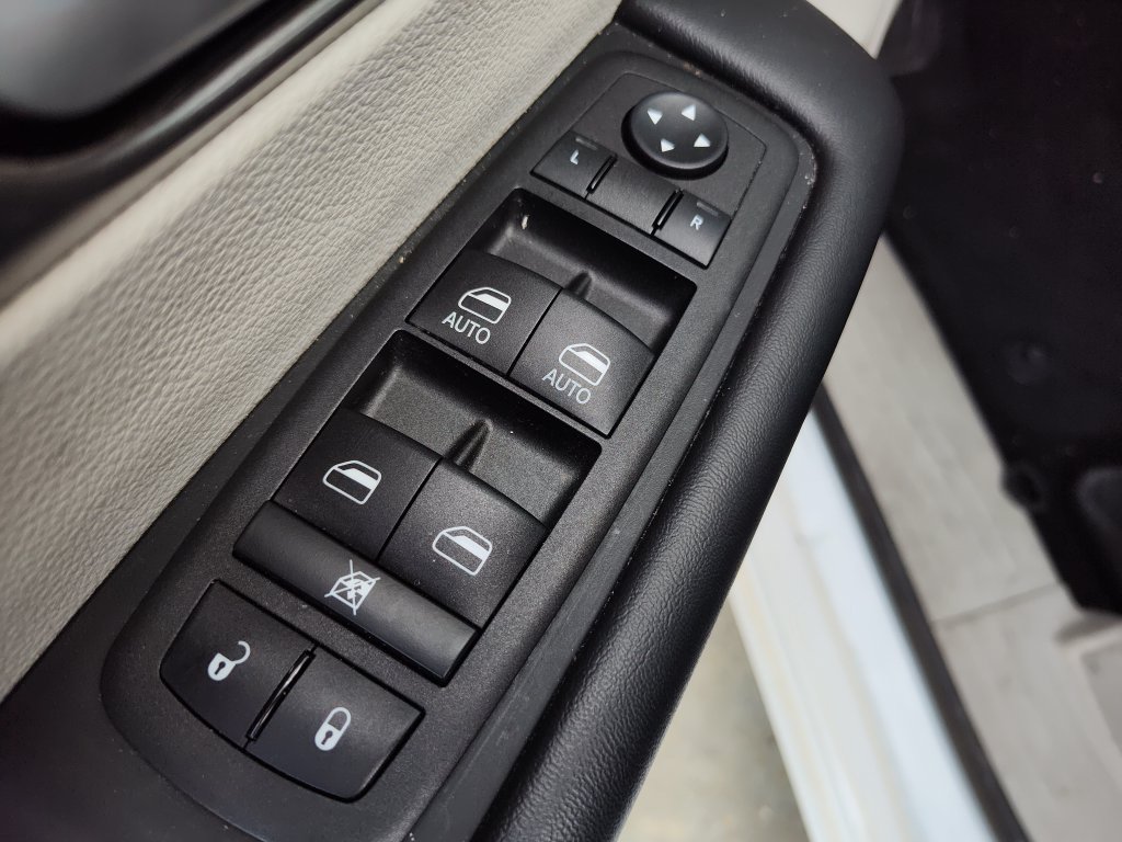 Used 2024 Chrysler Pacifica Limited FWD image 20