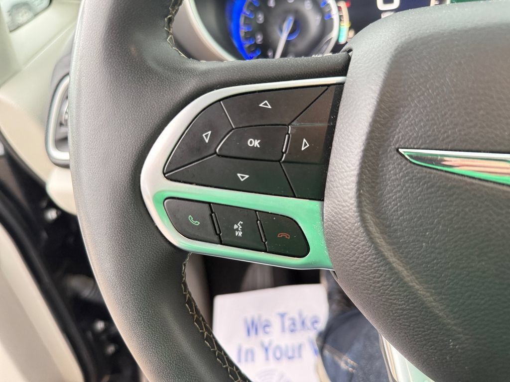 Used 2023 Chrysler Pacifica Touring-L FWD image 15