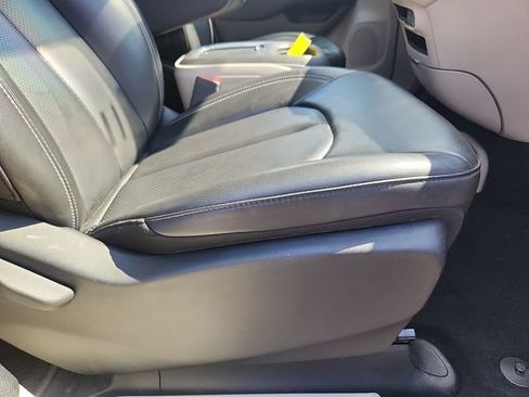 Used 2023 Chrysler Pacifica Touring-L FWD image 34
