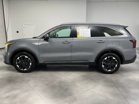 Used 2024 Kia Sorento S FWD image 5